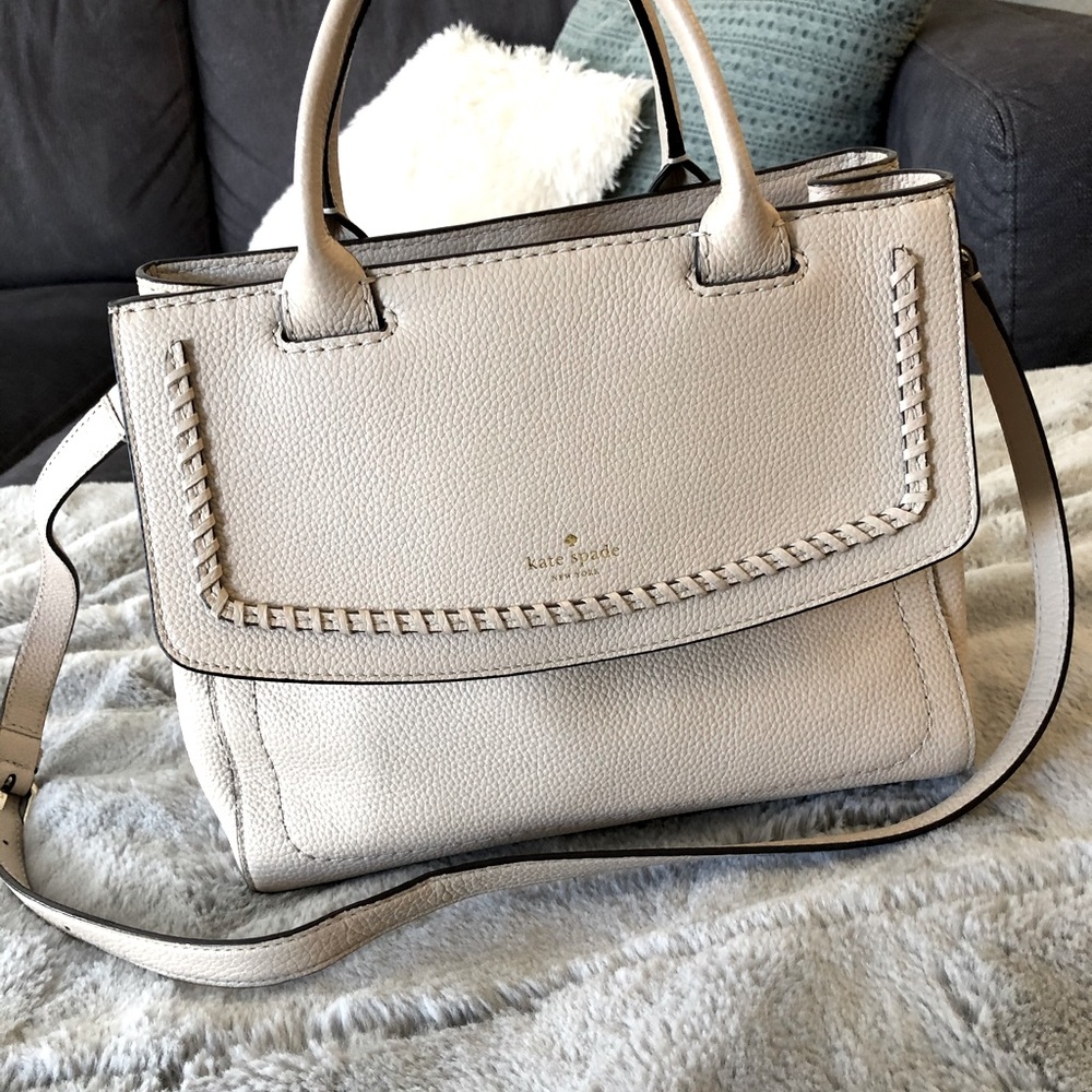 Medium size Kate spade purse. Condition like new!